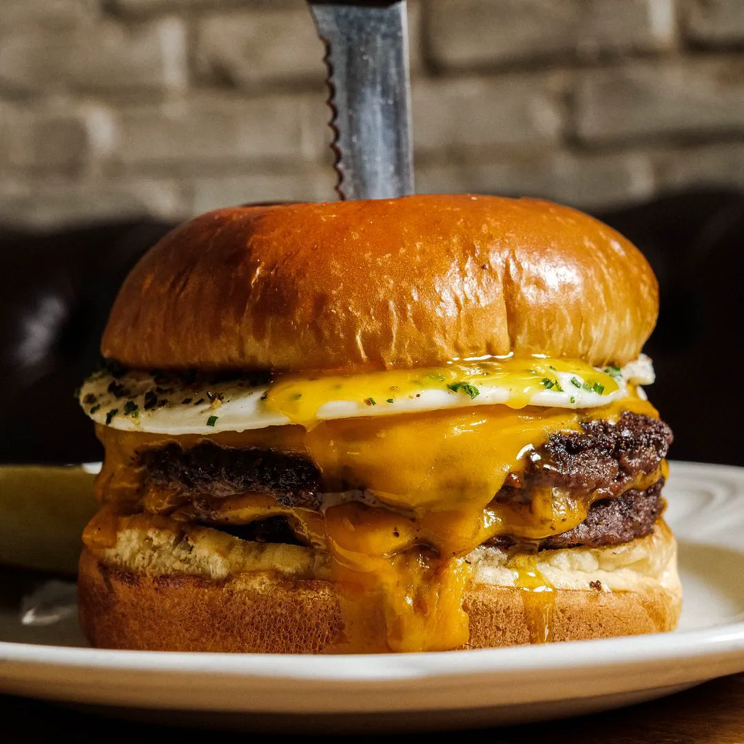 Au Cheval burger plate and dining presentation