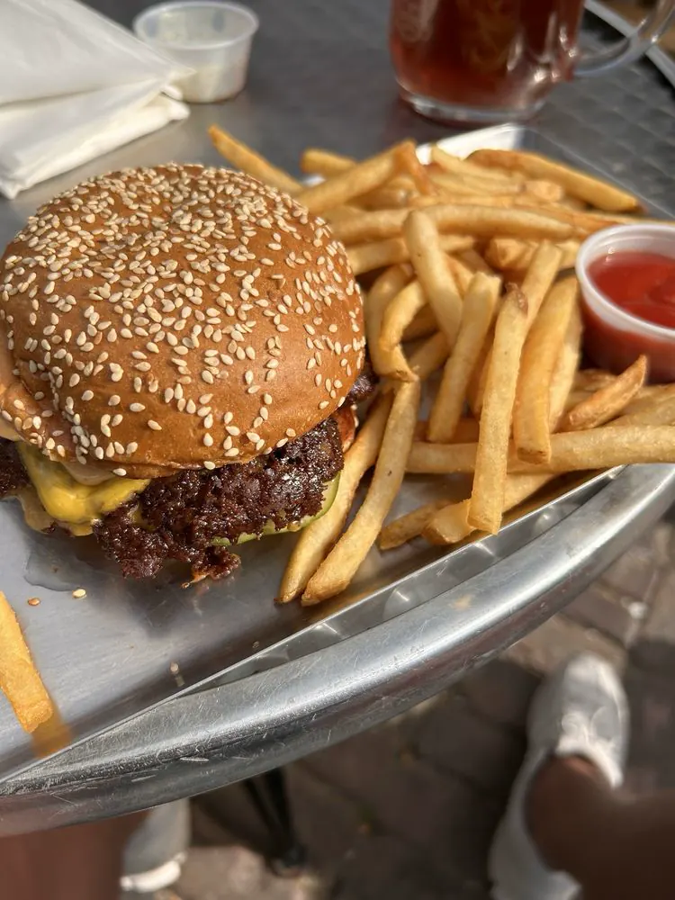 The Leavitt Street Inn & Tavern