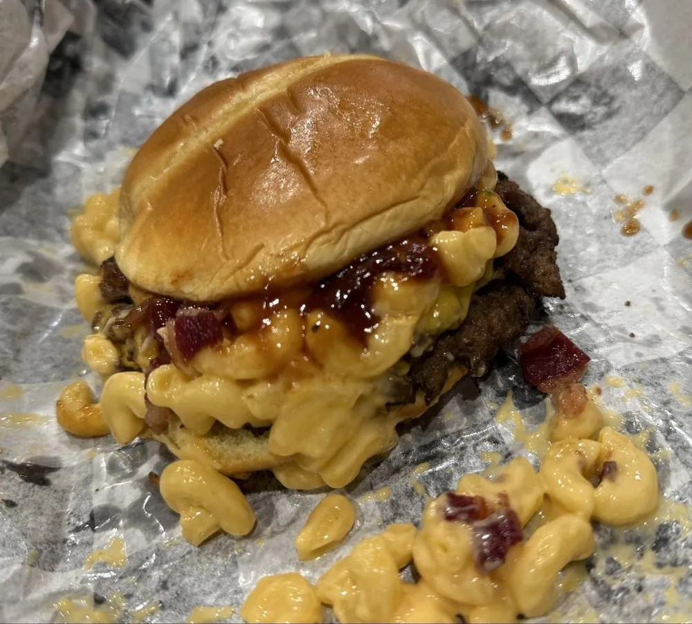 Bun's n Shakes smashburger topped with macaroni and cheese