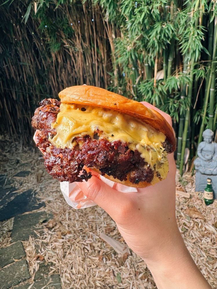 familyfriend burger close-up